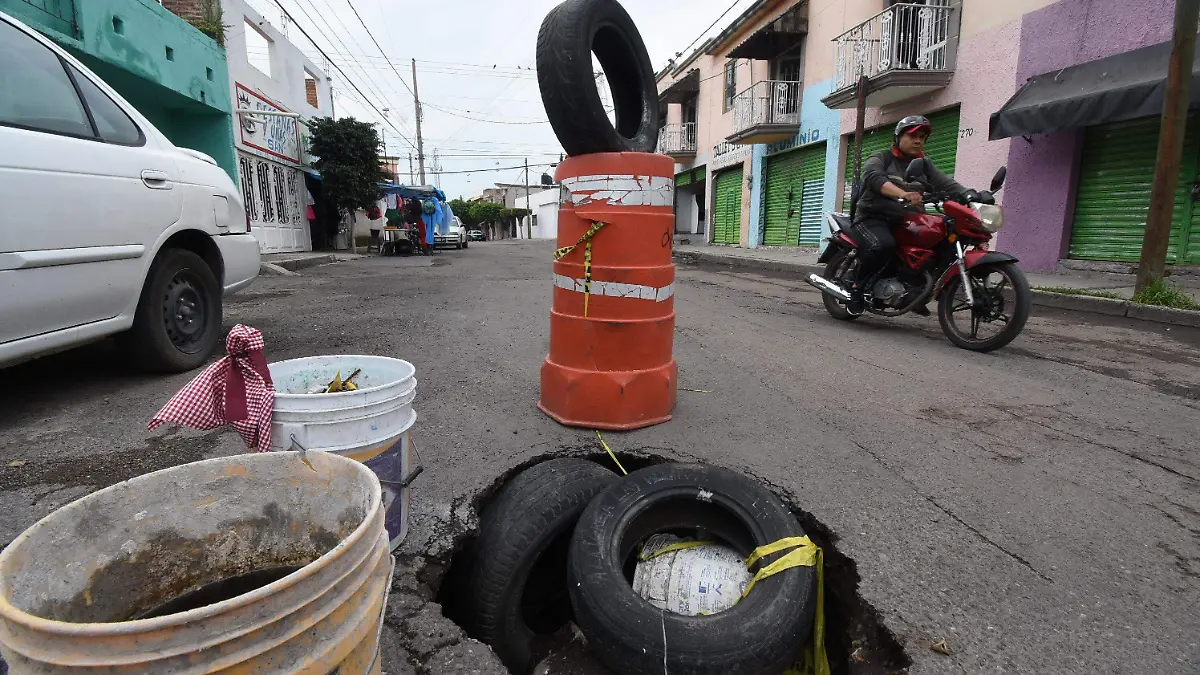 SOCAVON CALLE HIGERA. JESUS GTZ EL SOL DE IRAPUATO (2)